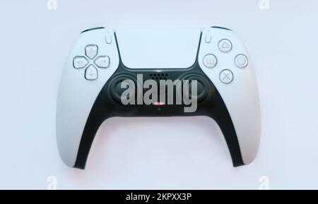 Estonie,Parnu-28 septembre,2022: Joystick pour console de jeu PS5 isolé sur fond blanc Banque D'Images