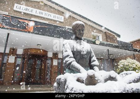 Chute de neige sur une sculpture à l'extérieur du George Lawton Hall dans le village de Pennine de Mossley, dans le Grand Manchester, le vendredi 29th décembre 2017. Banque D'Images