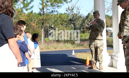 ÉTATS-UNIS Les soldats de l’armée affectés au « CAN Do Battalion », 3rd Bataillon 15th Infantry Regiment, 2nd Armored Brigade combat Team, 3rd Infantry Division, jouent le chant des butaps pour les étudiants de l’Académie chrétienne du Sauveur ressuscité avant la prochaine Journée des anciens combattants de cette année à Pooler, en Géorgie, le 4 novembre 2022. À l'occasion de la Journée des anciens combattants, nous rendons hommage aux hommes et aux femmes courageux qui se sont avancés pour défendre notre nation tout au long de notre histoire. Banque D'Images