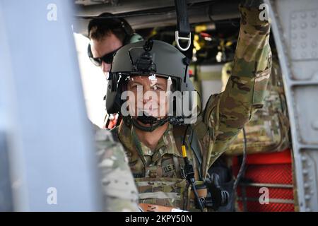 ÉTATS-UNIS Le général de l'armée Daniel R. Hokanson, chef du Bureau de la Garde nationale, participe au profil complet de la mission avec l'escadre de sauvetage 106th sur la base aérienne de la Garde nationale Francis S. Gabreski à Westhampton Beach, NY, 5 novembre 2022. Hokanson visitait l'escadre de sauvetage de 106th pour en apprendre davantage sur leurs capacités de mission. Banque D'Images