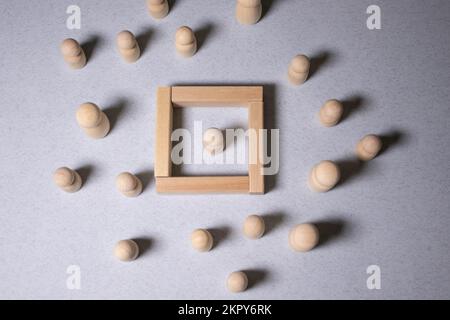 Personne isolant dans la solitude séparé derrière un concept de murs pour être agoraphobic, timide, différent, auto-isolement ou individualité Banque D'Images