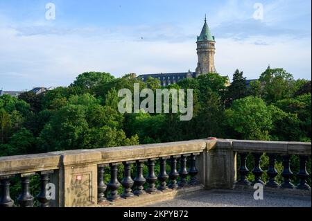 Vue sur la ville de Luxembourg. Le bâtiment dominant est le siège de la Banque d'État et de la Caisse d'épargne (Spuerkeess). Banque D'Images