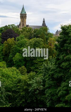 Vue sur la ville de Luxembourg. Le bâtiment dominant est le siège de la Banque d'État et de la Caisse d'épargne (Spuerkeess). Banque D'Images