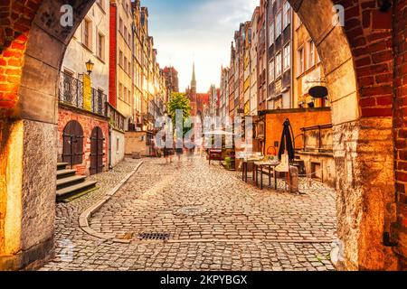 Célèbre rue Mariacka dans un feu d'or avec basilique de Saint Mary in the Background, Gdansk, Pologne Banque D'Images