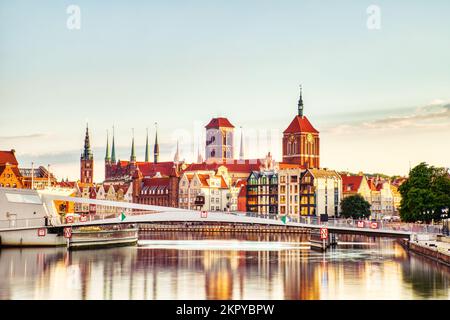 Vieille ville de Gdansk vue sur la rivière Motlawa et la passerelle d'Olowianka au coucher du soleil, en Pologne Banque D'Images