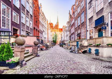 Célèbre rue Mariacka avec basilique de la rue Mary in the Background, Gdansk, Pologne, Europe Banque D'Images