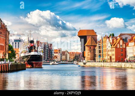 Vieille ville de Gdansk vue sur la rivière Motlawa pendant une journée ensoleillée, Pologne Banque D'Images