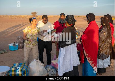 Les militaires américains s'occupent de femmes sur le marché des vendeurs de femmes à la base aérienne 201, Niger, le 5 novembre 2022. L'événement, avec le soutien des forces armées (FAN) du Nigerien (Français : Forces armées nigériennes), coordonnées par des aviateurs du groupe expéditionnaire aérien 409th et des soldats du 443rd Bataillon des affaires civiles, ont permis à 31 vendeurs locaux d'Agadez de vendre leurs marchandises aux membres du service AB 201 dans un lieu centralisé. Le produit du marché aidera les femmes à devenir plus stables financièrement, leur permettant ainsi de se nourrir et de prendre soin de leur famille. Banque D'Images