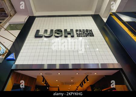 HONG KONG - VERS DÉCEMBRE 2019 : marque luxuriante au-dessus d'un magasin d'entrée. Banque D'Images