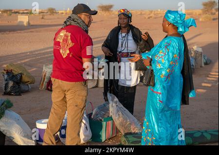 Un militaire américain enregistre une femme sur un marché de vendeurs de femmes à la base aérienne 201, Niger, le 5 novembre 2022. L'événement, avec le soutien des forces armées (FAN) du Nigerien (Français : Forces armées nigériennes), coordonnées par des aviateurs du groupe expéditionnaire aérien 409th et des soldats du 443rd Bataillon des affaires civiles, ont permis à 31 vendeurs locaux d'Agadez de vendre leurs marchandises aux membres du service AB 201 dans un lieu centralisé. Le produit du marché aidera les femmes à devenir plus stables financièrement, leur permettant ainsi de se nourrir et de prendre soin de leur famille. Banque D'Images