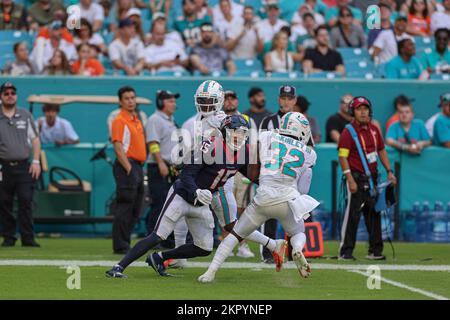 Miami. FL USA; sécurité des dauphins de Miami Verone McKinley III (32) intercepte un passage destiné au récepteur large des Texans de Houston Chris Moore (15) pendant un Banque D'Images