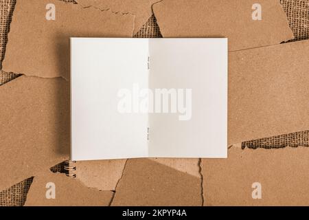 Ouvrir l'album sur fond de papier artisanal, arrière-plan vintage Banque D'Images