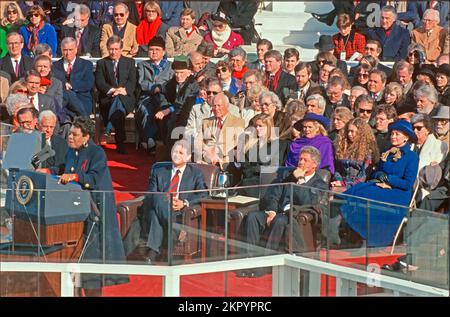 L'auteur et poète américain Maya Angelou, sur le podium à gauche, raconte son poème « On the Pulse of Morning » lors de la cérémonie d'assermentation du président américain Bill Clinton au Capitole des États-Unis à Washington, DC on 20 janvier 1993. Crédit: Arnie Sachs/CNP Banque D'Images