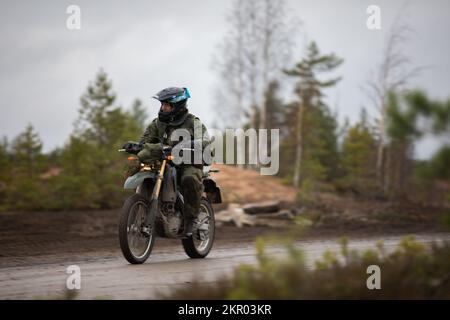 Un soldat finlandais fait du vélo tout terrain au cours du Hammer 22, un exercice annuel de forces combinées mené aux côtés de l’équipe de combat de la Brigade blindée de 3rd de l’armée américaine, 1st Cavalry Division (3-1 ABCT), affecté opérationnellement à la 1st Infantry Division (1 ID), à Niinisalo, Finlande, le 4 novembre 2022. L'ABCT 3-1 est parmi les autres unités de l'ID 1 qui travaillent fièrement aux côtés d'alliés et de partenaires de sécurité régionaux pour fournir des forces crédibles au combat au V corps, le corps déployé en Europe. Banque D'Images