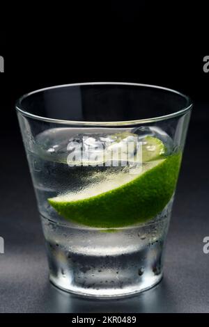 Cocktail de luxe Vodka lime mojito, gin tonique avec glace, tequila en verre rocailleux sur fond noir. Banque D'Images