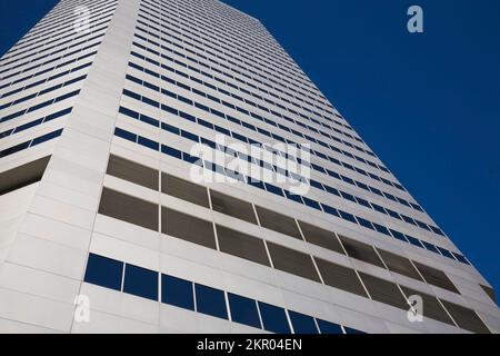 Bâtiment de tour de bureau architectural moderne sur fond de ciel bleu. Banque D'Images