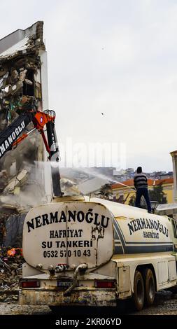 Izmir, Turquie. 27th novembre 2022. L'équipement de construction et un travailleur effectuent des travaux d'excavation d'un ancien bâtiment après la démolition.de nombreux bâtiments ont été endommagés par les tremblements de terre de grande ampleur dans le district de Konak à Izmir ces dernières années. (Photo par Idil Toffolo/Pacific Press) crédit: Pacific Press Media production Corp./Alay Live News Banque D'Images