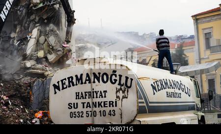 Izmir, Turquie. 27th novembre 2022. L'équipement de construction et un travailleur effectuent des travaux d'excavation d'un ancien bâtiment après la démolition.de nombreux bâtiments ont été endommagés par les tremblements de terre de grande ampleur dans le district de Konak à Izmir ces dernières années. (Photo par Idil Toffolo/Pacific Press) crédit: Pacific Press Media production Corp./Alay Live News Banque D'Images