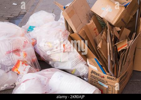 Boîtes en carton et sacs en plastique sur le trottoir de la ville prêts à être ramassés pour recyclage, Vieux-Montréal, Québec, Canada. Banque D'Images