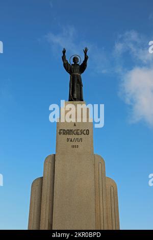 Statue de style art déco de Saint François d'Assise datant de 1953 devant l'église Saint Francesco d'Asmara Banque D'Images