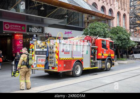 Camion de brigade de feu tendre dans la rue Bourke Melbourne avec homme pompier officier se tenait à côté de camion, Victoria, Australie Banque D'Images