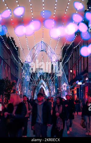 Éclairage de Noël à Londres avec la foule Banque D'Images