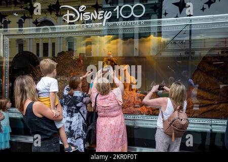 Vitrine de noël du grand magasin Myer célébrant les 100 ans de Disney, centre-ville de Melbourne, Victoria, Australie Banque D'Images