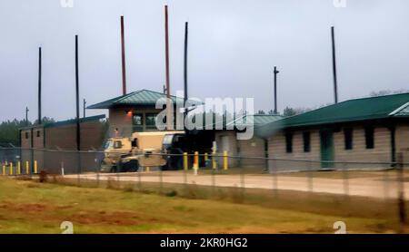 Les membres du service à l'installation pour la formation tiennent des opérations de formation après le 5 novembre 2022 à fort McCoy, Wisconsin. Chaque année, des dizaines de milliers de soldats terminent des opérations d'entraînement de troupes en établissement et en régime transitoire à fort McCoy. Banque D'Images