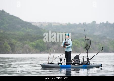 Pêche à l'achigan en kayak sur un lac du Texas Banque D'Images