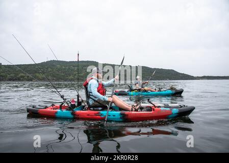 Deux hommes pagayent sur le lac Possum Kingdom au Texas Banque D'Images