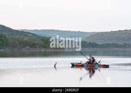 Pêche à l'achigan à partir d'un kayak sur le lac du Texas Banque D'Images