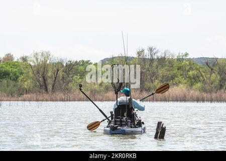 Recherche d'achigan à grande bouche en kayak sur le lac Possum Kingdom Banque D'Images