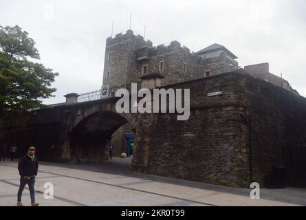 Dublin, Irlande. 3rd octobre 2022. 20221003: Les murs de la ville historique de Derry, en Irlande du Nord, ont été construits entre 1613 et 1619 pour protéger les planteurs écossais et anglais qui avaient déménagé à la Plantation d'Ulster. Les murs s'étendent sur environ un mile de circonférence autour du vieux Derry. (Image de crédit : © Chuck Myers/ZUMA Press Wire) Banque D'Images