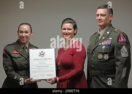 Les membres du service de la Garde nationale du district de Columbia, les membres de la famille et les amis se réunissent pour rendre hommage au départ à la retraite du sergent-major de commandement Robert L. Hull, on 5 novembre 2022, à Washington, DC Armory. Au cours de la cérémonie de retraite, Crystal Hull a reçu un certificat d'appréciation du lieutenant-colonel Amber Ellison. (US Army National Guard photo par SPC. Emiliano Alcorta). Banque D'Images