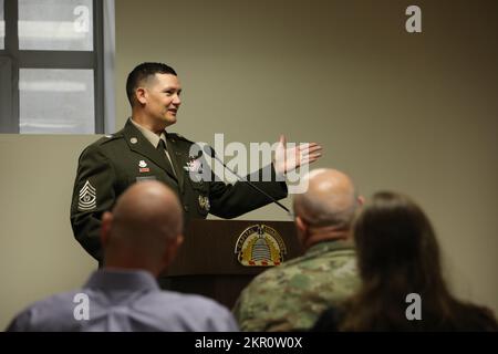 Les membres du service de la Garde nationale du district de Columbia, les membres de la famille et les amis se réunissent pour rendre hommage au départ à la retraite du sergent-major de commandement Robert L. Hull, on 5 novembre 2022, à Washington, DC Armory. Le CSM Robert L. Hull a fait des remarques aux membres du service, à la famille et aux amis pendant sa retraite, en disant : « ce fut la meilleure expérience de développement de soldats ». (US Army National Guard photo par SPC. Emiliano Alcorta). Banque D'Images