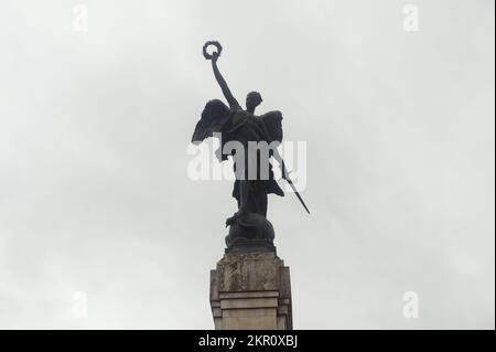 Dublin, Irlande. 3rd octobre 2022. 20221003 : une statue de victoire ailée, avec une couronne de Laurier, est en haut du monument commémoratif de la guerre du diamant à Derry, en Irlande du Nord. Le monument commémore les citoyens de la ville qui sont morts pendant le service militaire pendant la première Guerre mondiale (Image de crédit : © Chuck Myers/ZUMA Press Wire) Banque D'Images