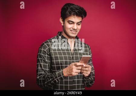 Messagerie texte Happy Man sur smartphone Banque D'Images