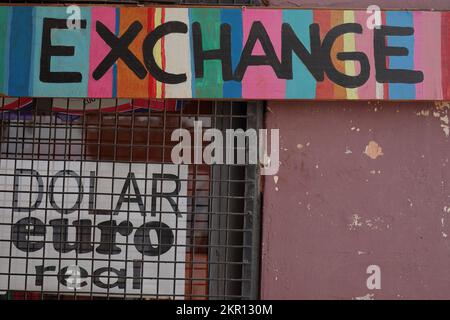 Affiche annonçant le dollar, le Real brésilien et le peso argentin change de devises Banque D'Images