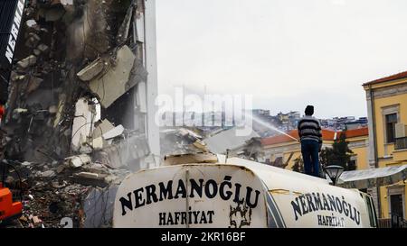 Izmir, Turquie, Turquie. 27th novembre 2022. L'équipement de construction et un travailleur effectuent des travaux d'excavation d'un ancien bâtiment après la démolition.de nombreux bâtiments ont été endommagés par les tremblements de terre de grande ampleur dans le district de Konak à Izmir ces dernières années. (Credit image: © Dil Toffolo/Pacific Press via ZUMA Press Wire) Banque D'Images