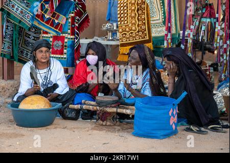 Des femmes locales d'Agadez, au Niger chantent et jouent des instruments sur un marché de femmes vendeurs à la base aérienne 201, au Niger, le 5 novembre 2022. L'événement, avec le soutien des forces armées (FAN) du Nigerien (Français : Forces armées nigériennes), coordonnées par des aviateurs du groupe expéditionnaire aérien 409th et des soldats du 443rd Bataillon des affaires civiles, ont permis à 31 vendeurs locaux d'Agadez de vendre leurs marchandises aux membres du service AB 201 dans un lieu centralisé. Le produit du marché aidera les femmes à devenir plus stables financièrement, leur permettant ainsi de se nourrir et de prendre soin de t Banque D'Images