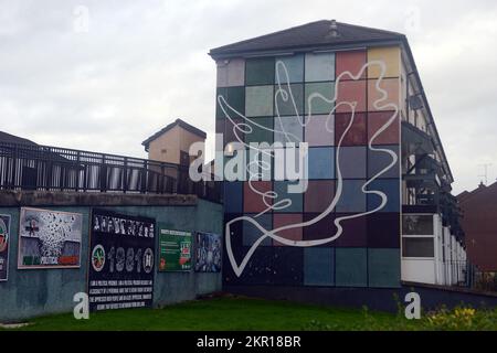 Dublin, Irlande. 3rd octobre 2022. 20221003: La 'fresque de la paix' dans le quartier majoritairement catholique connu sous le nom de Bogside exprime l'espoir d'un avenir plus optimiste à Derry, en Irlande du Nord, tandis que sur un mur adjacent inférieur des panneaux appellent, entre autres choses, la libération de prisonniers politiques et une Irlande unifiée. (Image de crédit : © Chuck Myers/ZUMA Press Wire) Banque D'Images