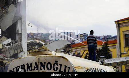 Izmir, Turquie, Turquie. 27th novembre 2022. L'équipement de construction et un travailleur effectuent des travaux d'excavation d'un ancien bâtiment après la démolition.de nombreux bâtiments ont été endommagés par les tremblements de terre de grande ampleur dans le district de Konak à Izmir ces dernières années. (Credit image: © Dil Toffolo/Pacific Press via ZUMA Press Wire) Banque D'Images