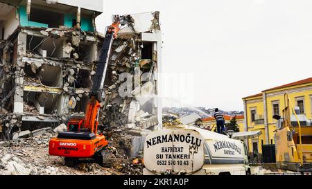 Izmir, Turquie, Turquie. 27th novembre 2022. L'équipement de construction et un travailleur effectuent des travaux d'excavation d'un ancien bâtiment après la démolition.de nombreux bâtiments ont été endommagés par les tremblements de terre de grande ampleur dans le district de Konak à Izmir ces dernières années. (Credit image: © Dil Toffolo/Pacific Press via ZUMA Press Wire) Banque D'Images