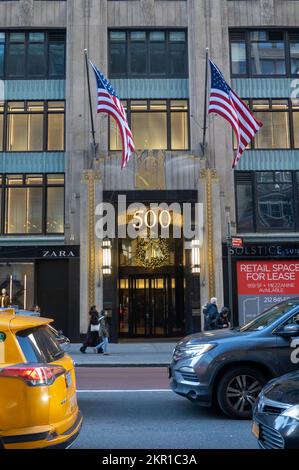 500 Fifth Avenue est décorée d'une couronne pour les fêtes de fin d'année, New York City, USA 2022 Banque D'Images