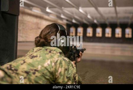 ZION, il. (5 novembre 2022) des marins stationnés à la Station navale des Grands Lacs participent à un cours de qualification de fusil de carbine de M4. Inauguré en 1911, le NSGL est la plus grande installation d’entraînement de la Marine et le seul camp d’entraînement de la Marine. Située sur plus de 1600 hectares surplombant le lac Michigan, l'installation comprend 1 153 bâtiments dont 39 sur le registre national des lieux historiques. Le NSGL soutient plus de 50 commandements et éléments de locataires ainsi que plus de 20 000 marins, marins, soldats et civils du DoD qui vivent et travaillent sur l'installation. Banque D'Images