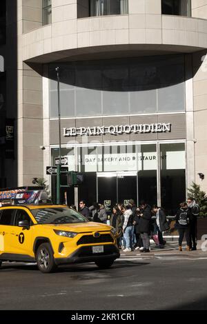 Le pain quotidien est une chaîne internationale de boulangerie-restaurants sur Fifth Avenue, New York City, USA 2022 Banque D'Images