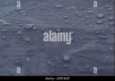 Vorokhta, Ukraine 12 juin 2022: Des gouttes de pluie sur une tente de Coleman, une tente étanche à double couche. Banque D'Images