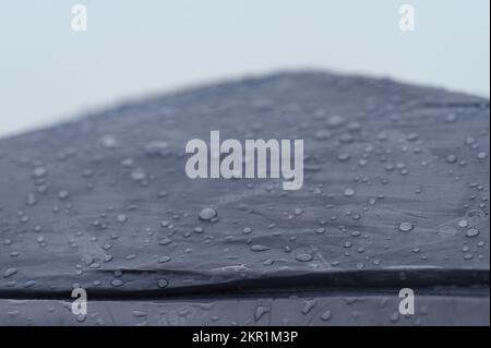 Vorokhta, Ukraine 12 juin 2022: Des gouttes de pluie sur une tente de Coleman, une tente étanche à double couche. Banque D'Images