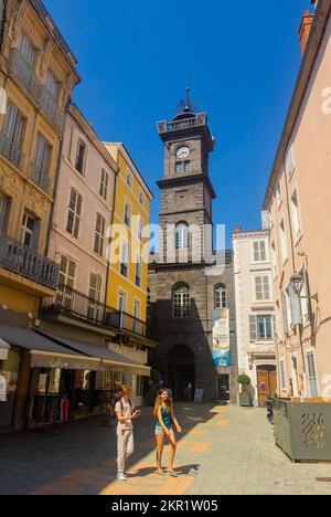 Vue sur les façades et la tour de l'horloge depuis la place de la République en Issoire, Auvergne. France Banque D'Images