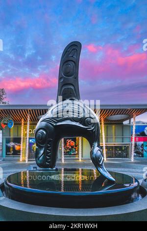 Sculpture d'orque de bronze de Bill Reid « Chef du monde sous-marin » à l'extérieur de l'aquarium de Vancouver, parc Stanley, Vancouver (Colombie-Britannique), Canada, Banque D'Images